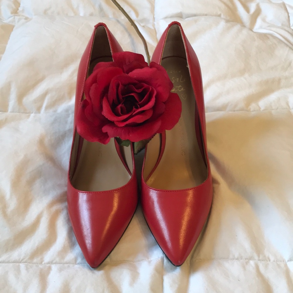 Banana Republic “hello solemate” red pumps